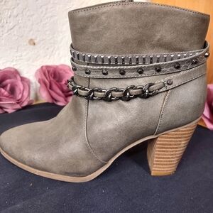 Jennifer Lopez women's ankle boots 6